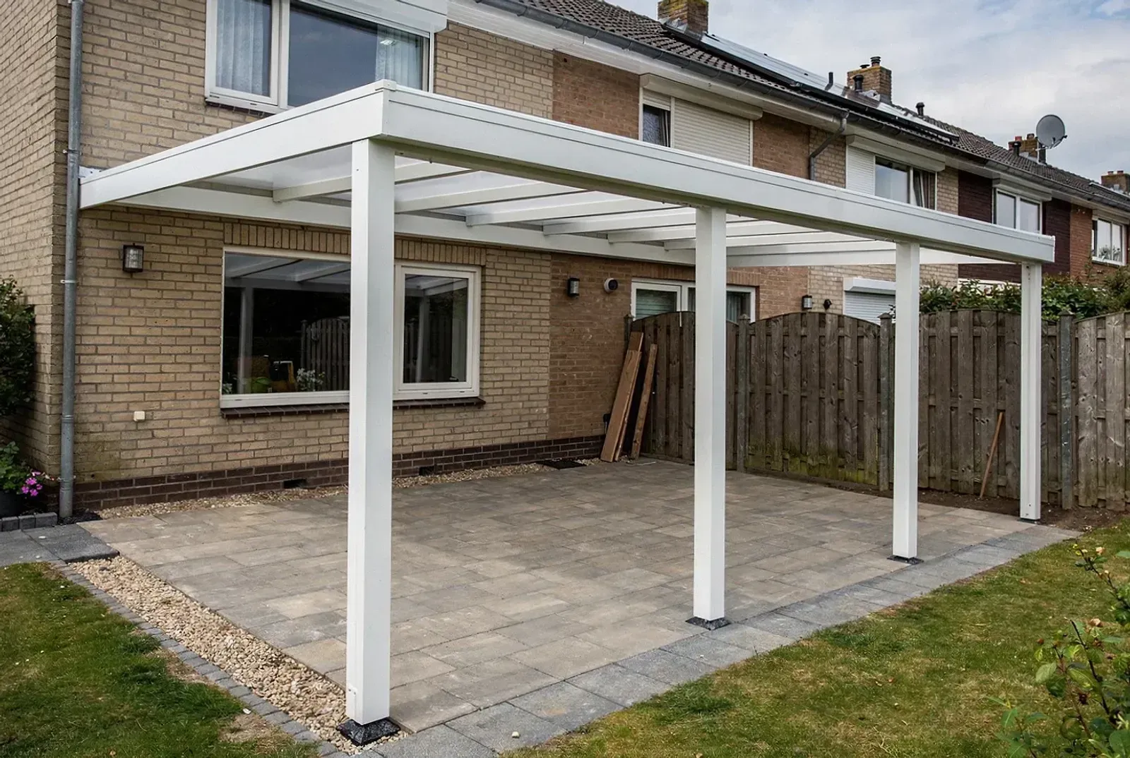 Fertig montierte Terrassenüberdachung nach geklärter Genehmigungsfrage in Erlangen